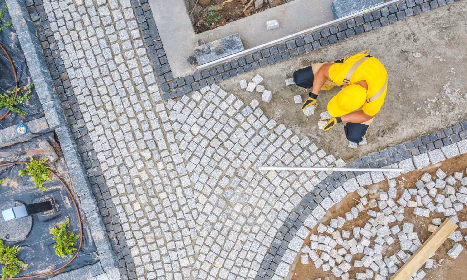 Die Gärtner Profis - Gehwege Einfarte pflasteren - Arbeiter pflastert Gartenweg – Luftaufnahme..jpeg