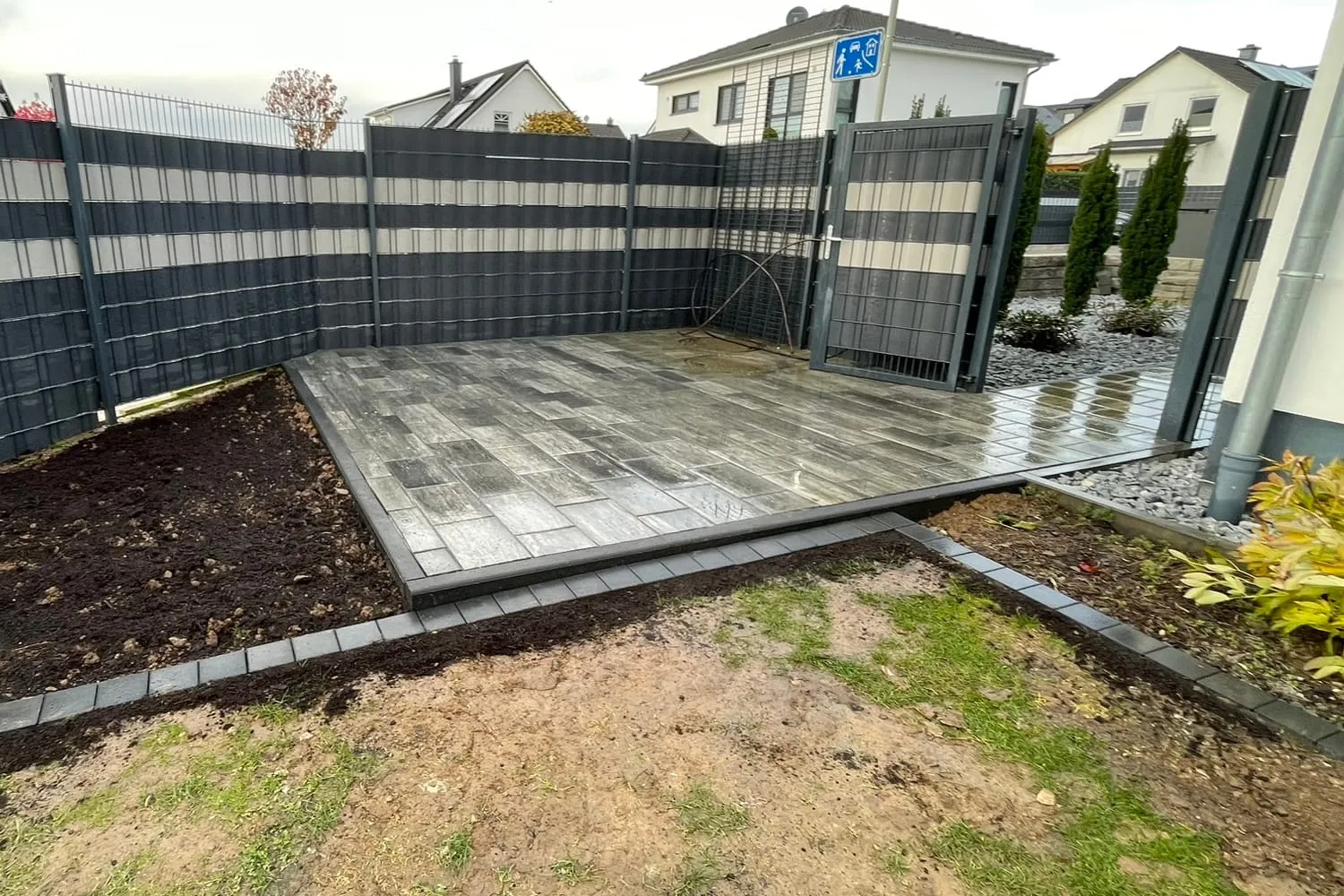  Außenanlagen mit Terrassen und Pflasterarbeiten 